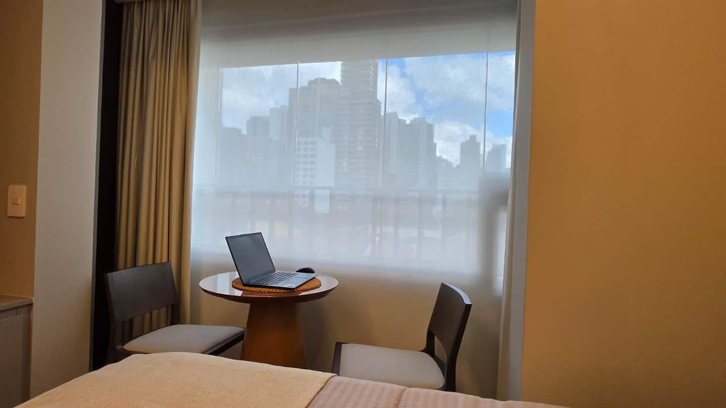 Estação de trabalho com vista para a cidade