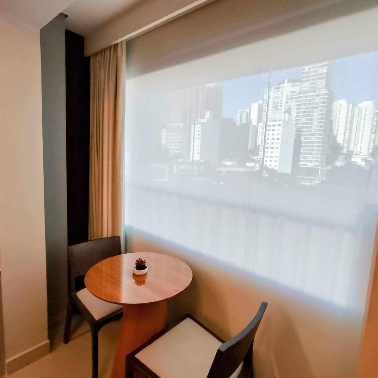 Cantinho de trabalho e refeições com vista