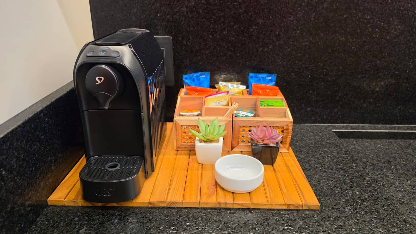 Cafeteira de cápsulas e amenities de boas-vindas