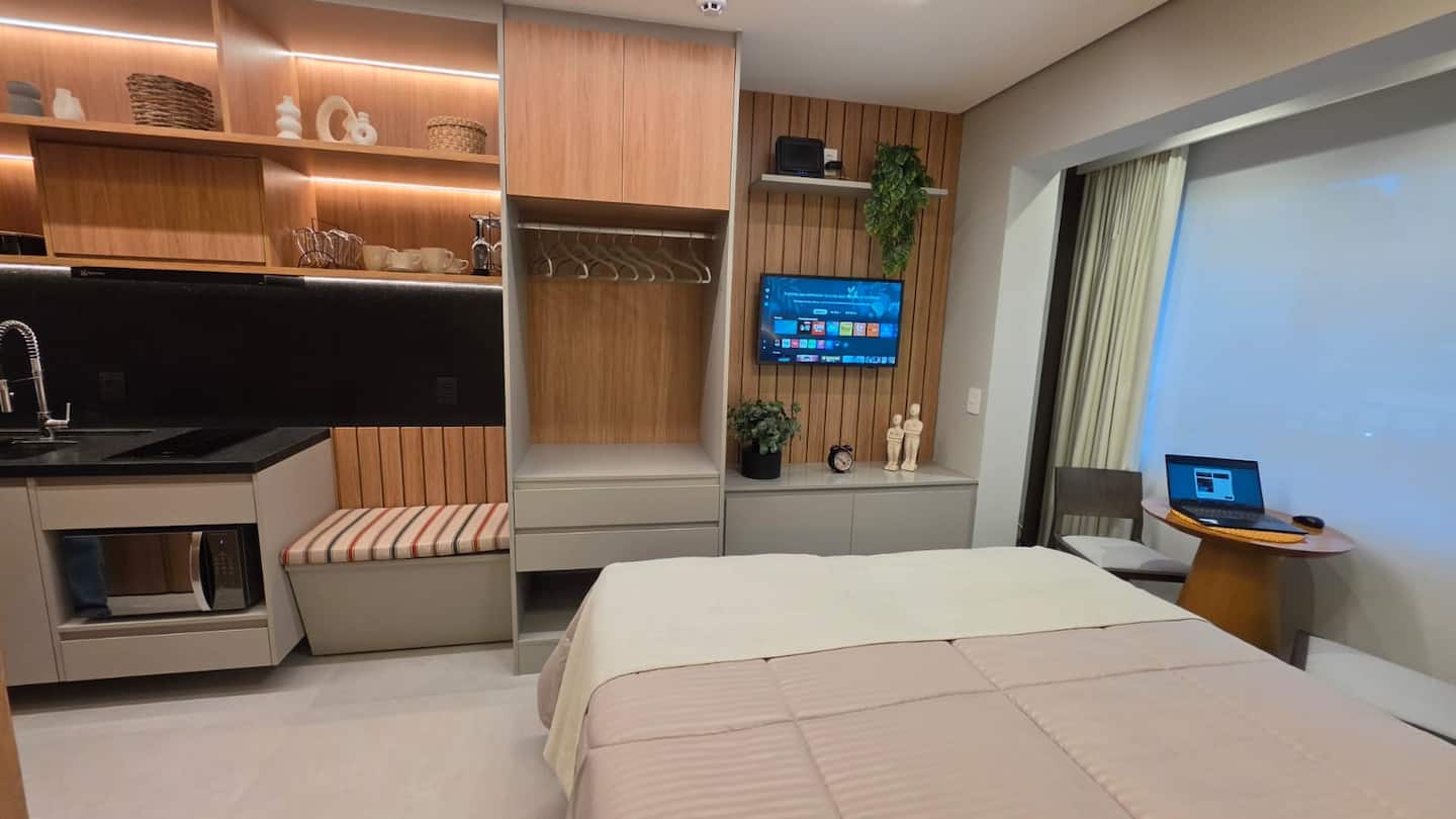Studio completo: cozinha, closet, TV e home office
