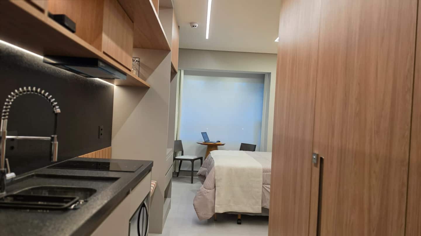 Detalhe da cozinha com o quarto ao fundo